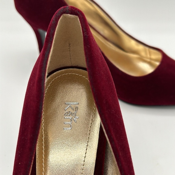 ✨🎄✨ K&M Bordeaux Red Velvet Heels Size 8B NWT - Picture 7 of 11